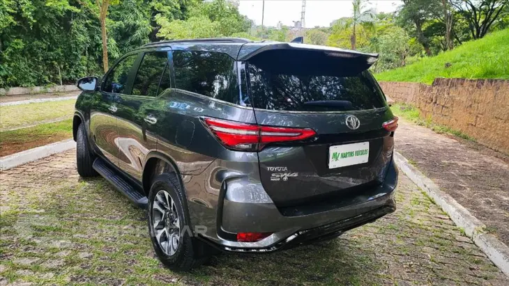 HILUX SW4 2.8 D-4D TURBO DIESEL SRX 4X4 AUTOMÁTICO