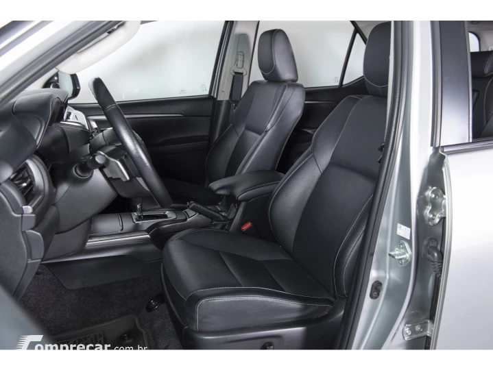 HILUX SW4 2.8 D-4D TURBO DIESEL SRX 7L 4X4 AUTOMÁTICO