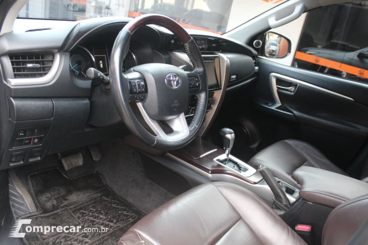 Hilux SW4 2.8 4P SRX 4X4 7 LUGARES TURBO DIESEL AUTOMÁTICO