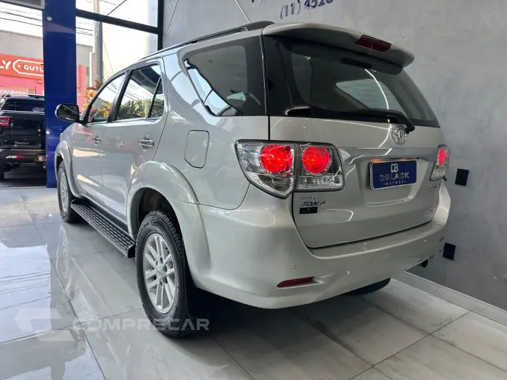 Hilux SW4 SRV D4-D 4x4 3.0 TDI Dies. Aut