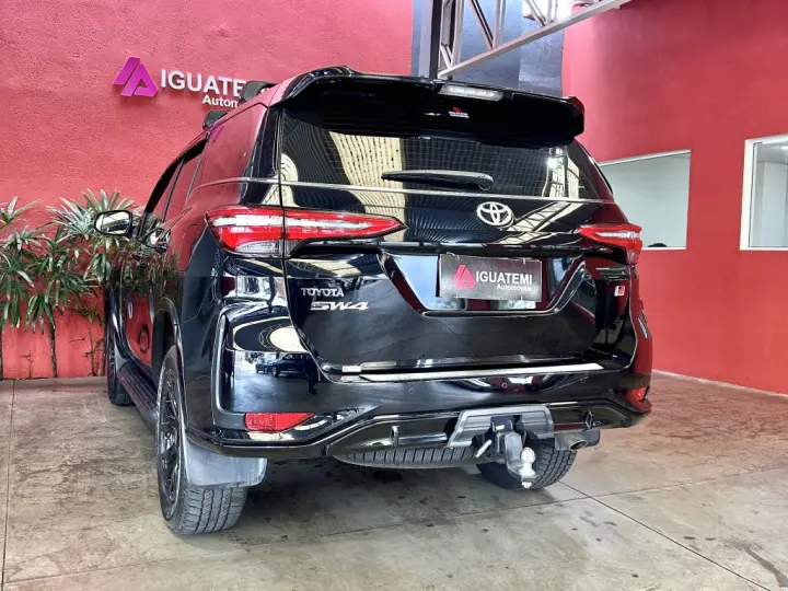 HILUX SW4 2.8 D-4D TURBO DIESEL GR-S 7L 4X4 AUTOMÁTICO