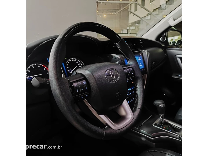 HILUX SW4 2.8 D-4D TURBO DIESEL SRX PLATINUM 7L 4X4 AUTOMÁTI