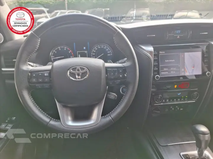 HILUX SW4 2.8 D-4D TURBO DIESEL SRX 7L 4X4 AUTOMÁ