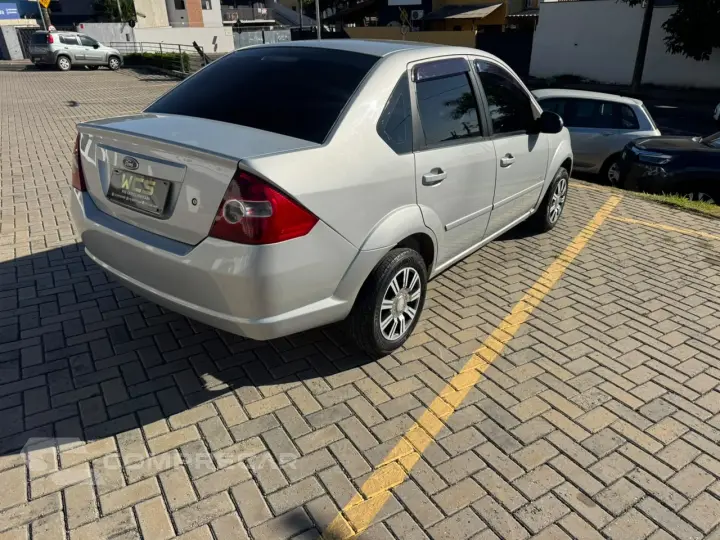 Fiesta Class sedan 1.6 Completo