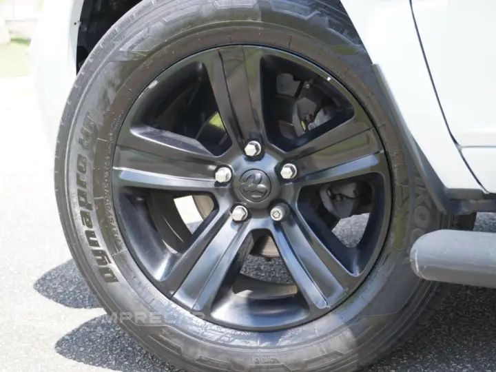 CLASSIC 5.7 V8 GASOLINA LARAMIE NIGHT EDITION CD 4X4 AUTOMÁT