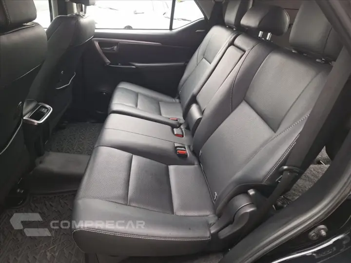 HILUX SW4 2.8 D-4D TURBO DIESEL SRX 7L 4X4 AUTOMÁ