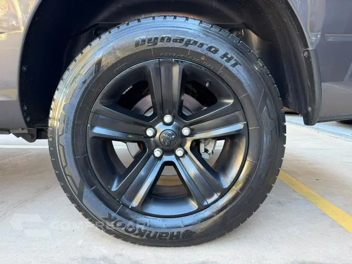 Classic 5.7 V8 Gasolina Laramie Night Edition Cd 4X4 Automát
