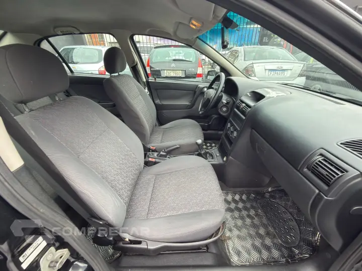 ASTRA 1.8 MPFI Comfort Sedan 8V