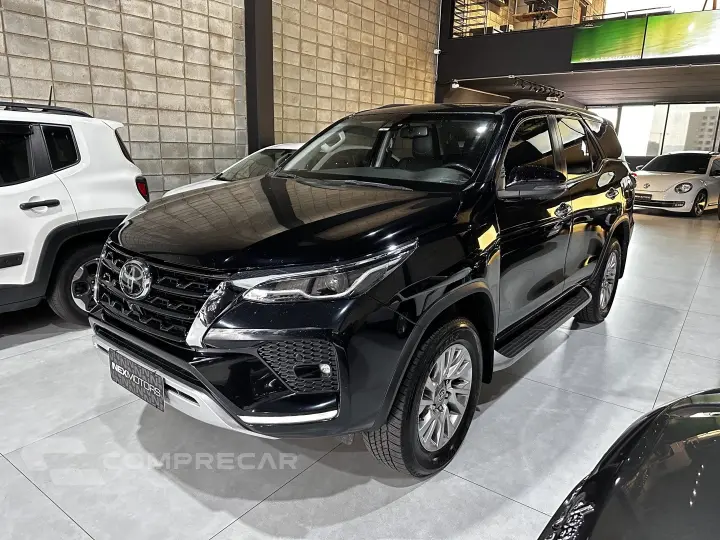 HILUX SW4 2.8 D-4D TURBO DIESEL SRX 7L 4X4 AUTOMÁTICO