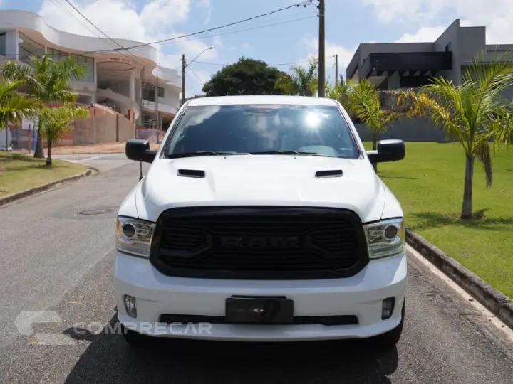 CLASSIC 5.7 V8 GASOLINA LARAMIE NIGHT EDITION CD 4X4 AUTOMÁT