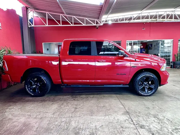 CLASSIC 5.7 V8 GASOLINA LARAMIE NIGHT EDITION CD 4X4 AUTOMÁT