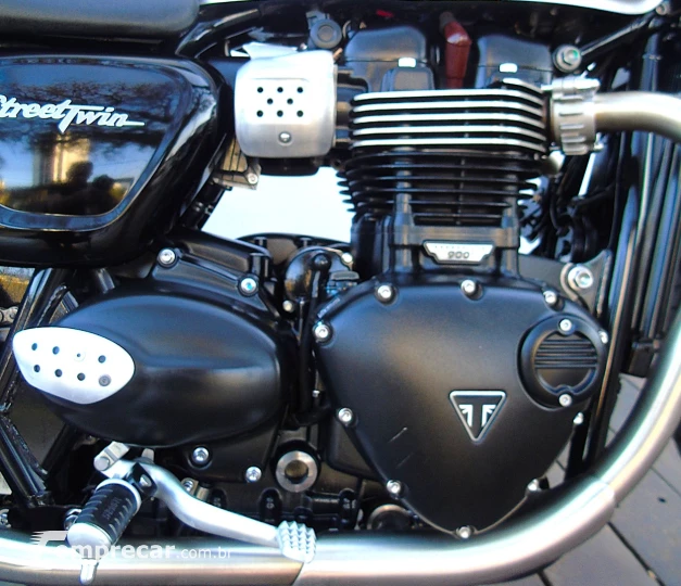 TRIUMPH STREET TWIN