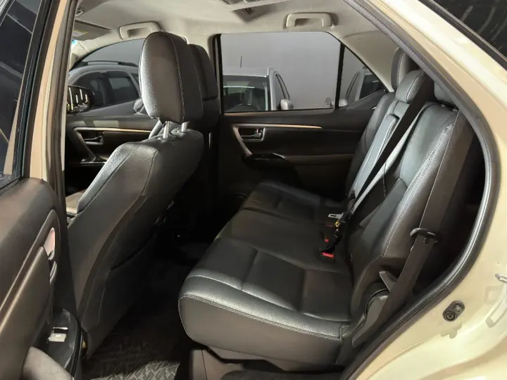 HILUX SW4 2.8 D-4D TURBO DIESEL SRX 7L 4X4 AUTOMÁTICO