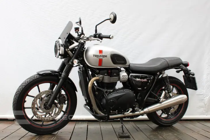 TRIUMPH STREET TWIN