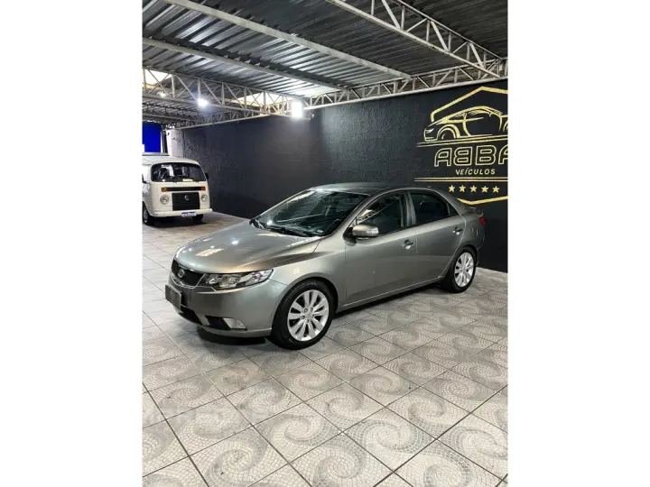 CERATO 1.6 E.213 SEDAN 16V GASOLINA 4P MANUAL