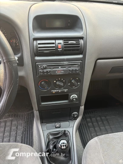 ASTRA 1.8 MPFI Comfort Sedan 8V