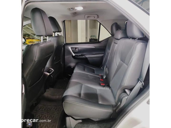 HILUX SW4 2.8 D-4D TURBO DIESEL SRX PLATINUM 7L 4X4 AUTOMÁTI