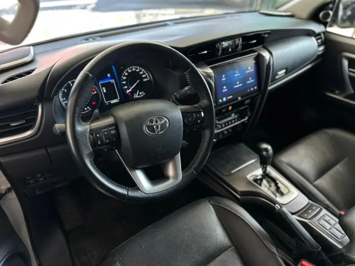 HILUX SW4 2.8 D-4D TURBO DIESEL SRX 7L 4X4 AUTOMÁTICO