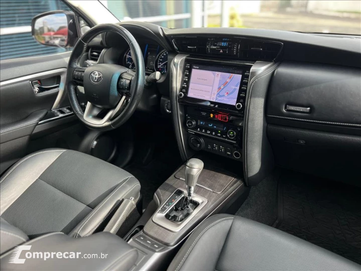 HILUX SW4 2.8 D-4D TURBO DIESEL SRX 7L 4X4 AUTOMÁ