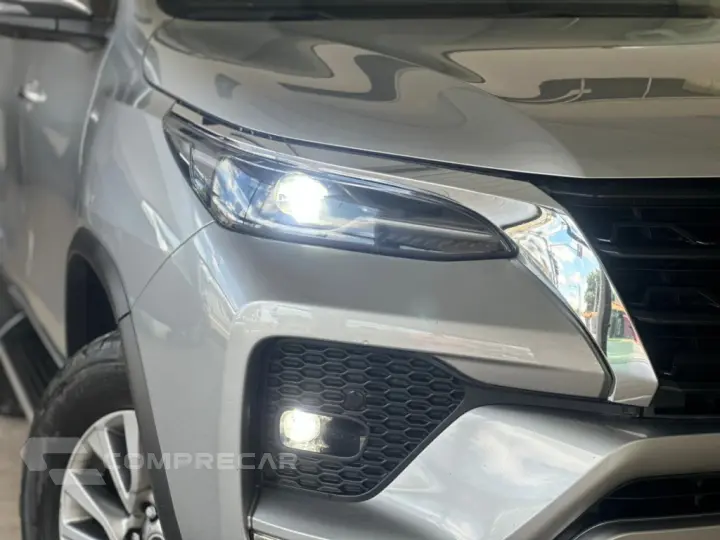 HILUX SW4 2.8 D-4D TURBO DIESEL SRX 7L 4X4 AUTOMÁTICO