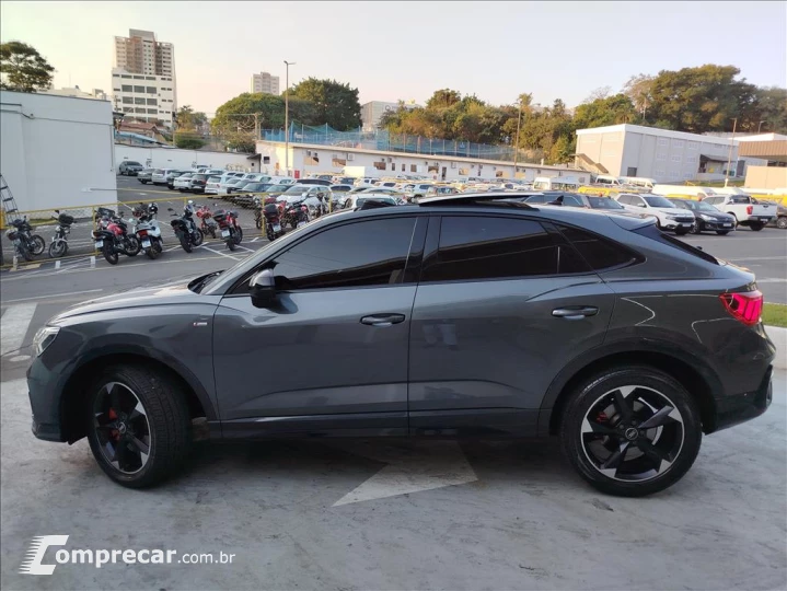 Q3 2.0 40 TFSI Performance Black Quattro