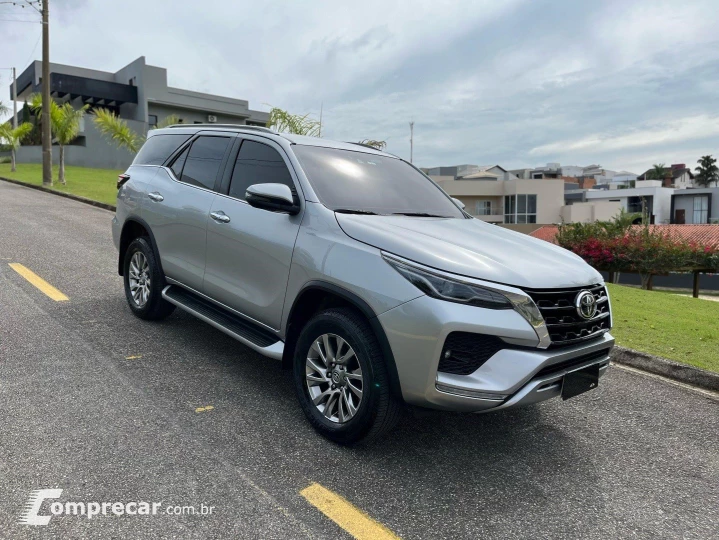 HILUX SW4 2.8 D-4D TURBO DIESEL SRX 7L 4X4 AUTOMÁTICO
