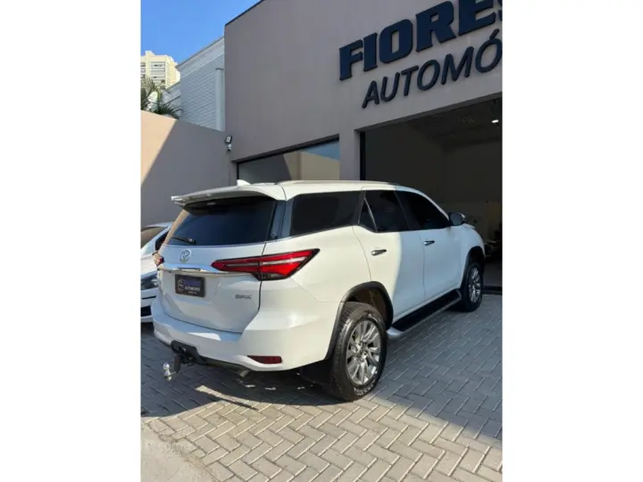 HILUX SW4 2.8 D-4D TURBO DIESEL SRX 7L 4X4 AUTOMÁTICO