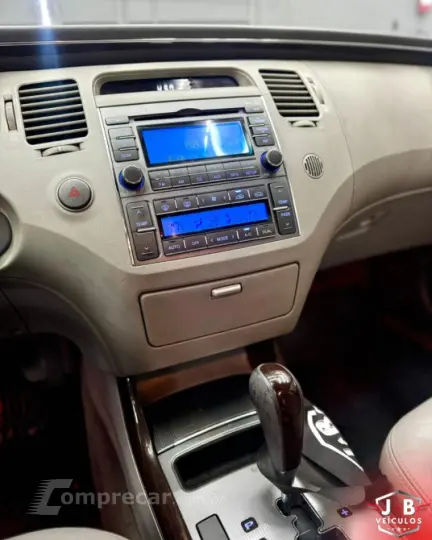 AZERA 3.3 MPFI GLS Sedan V6 24V