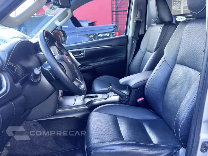 HILUX SW4 2.8 D-4D TURBO DIESEL SRX 7L 4X4 AUTOMÁTICO