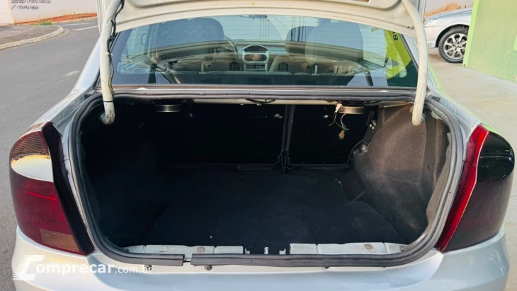 CORSA 1.4 MPFI Premium Sedan 8V