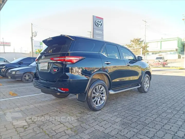 HILUX SW4 2.8 D-4D TURBO DIESEL SRX 7L 4X4 AUTOMÁ