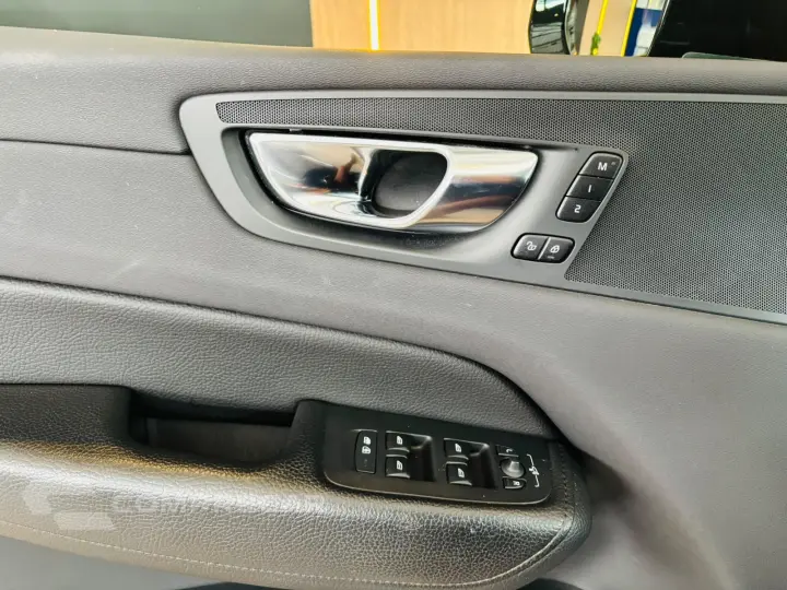 XC60 2.0 T8 Hybrid Momentum AWD Geartronic