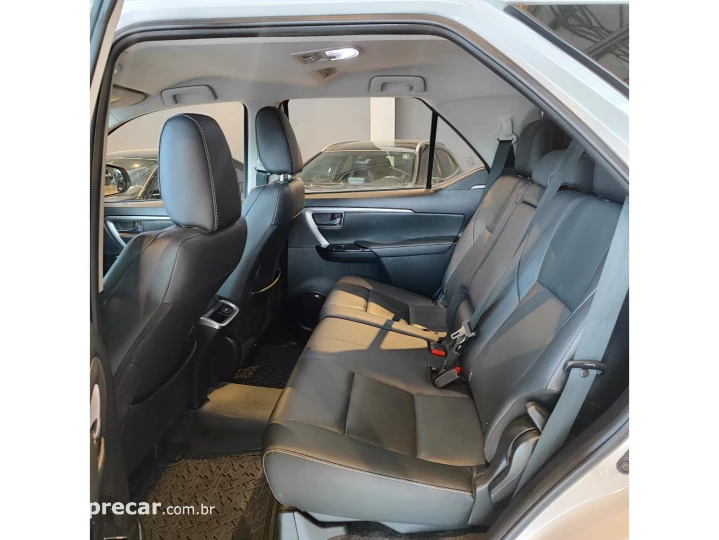 HILUX SW4 2.8 D-4D TURBO DIESEL SRX 7L 4X4 AUTOMÁTICO
