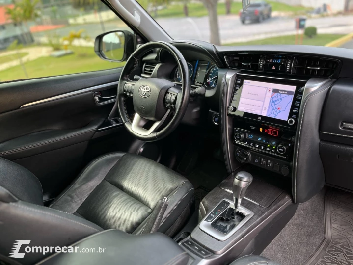 HILUX SW4 2.8 D-4D TURBO DIESEL SRX 7L 4X4 AUTOMÁTICO
