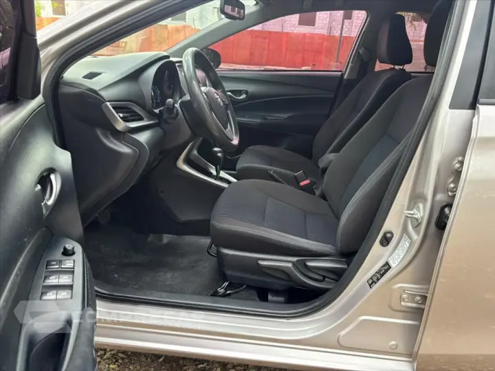 YARIS 1.5 16V FLEX SEDAN XL PLUS TECH MULTIDRIVE