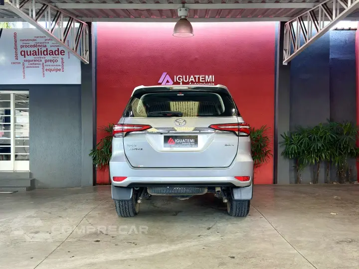 HILUX SW4 2.8 D-4D TURBO DIESEL SRX 7L 4X4 AUTOMÁTICO