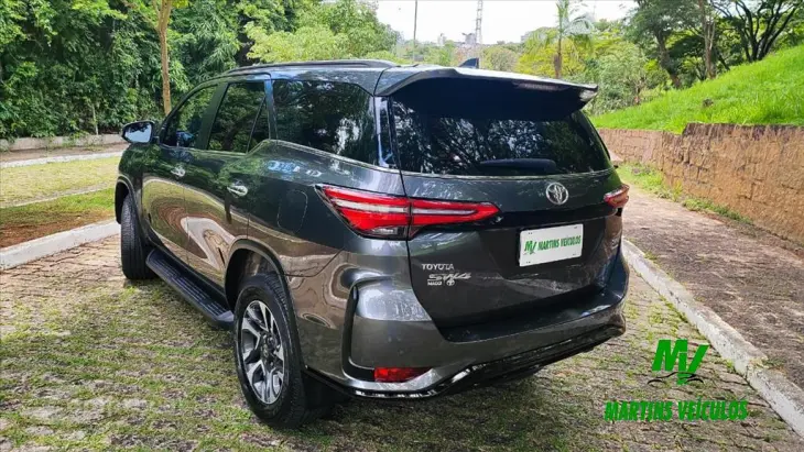 HILUX SW4 2.8 D-4D TURBO DIESEL SRX 4X4 AUTOMÁTICO