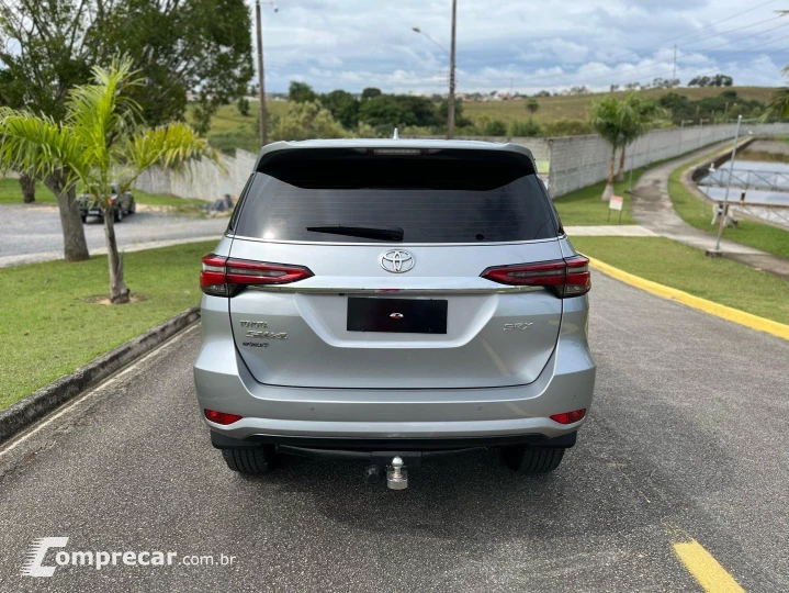HILUX SW4 2.8 D-4D TURBO DIESEL SRX 7L 4X4 AUTOMÁTICO