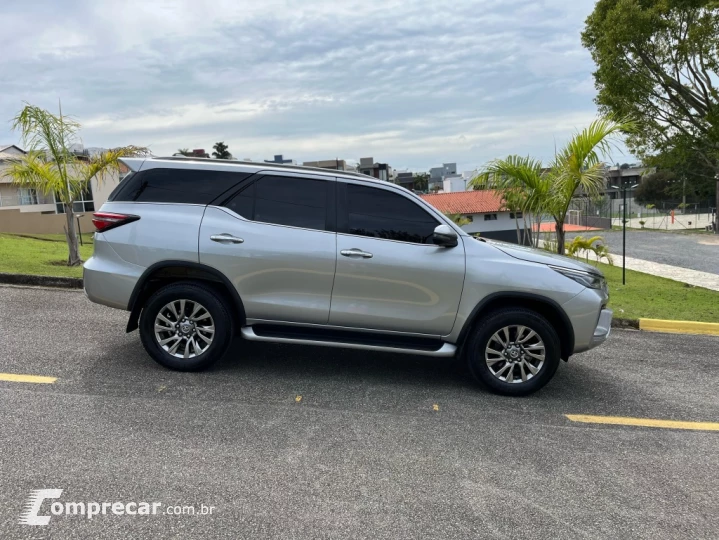HILUX SW4 2.8 D-4D TURBO DIESEL SRX 7L 4X4 AUTOMÁTICO