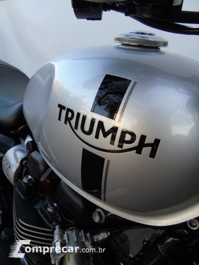 TRIUMPH STREET TWIN