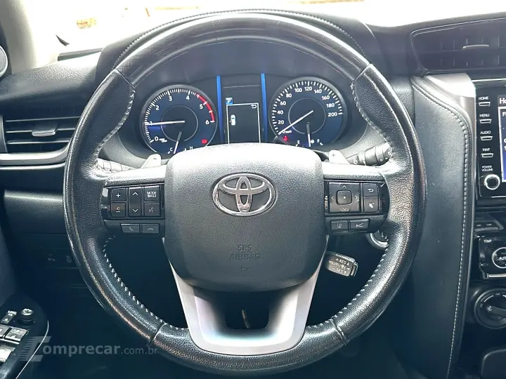 HILUX SW4 2.8 D-4D TURBO DIESEL SRX 7L 4X4 AUTOMÁTICO