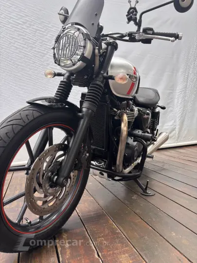 TRIUMPH STREET TWIN