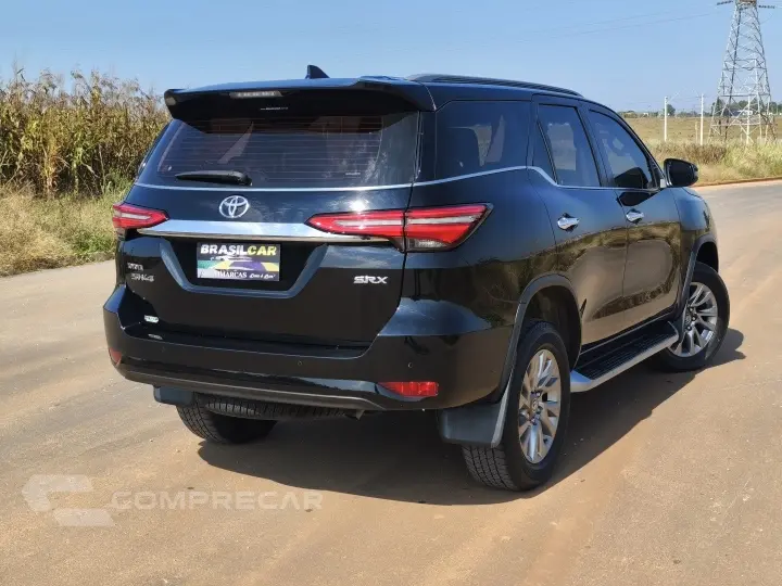 HILUX SW4 2.8 D-4D TURBO DIESEL SRX 4X4 AUTOMÁTICO