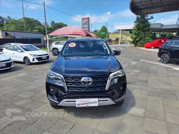 HILUX SW4 2.8 D-4D TURBO DIESEL SRX 7L 4X4 AUTOMÁ