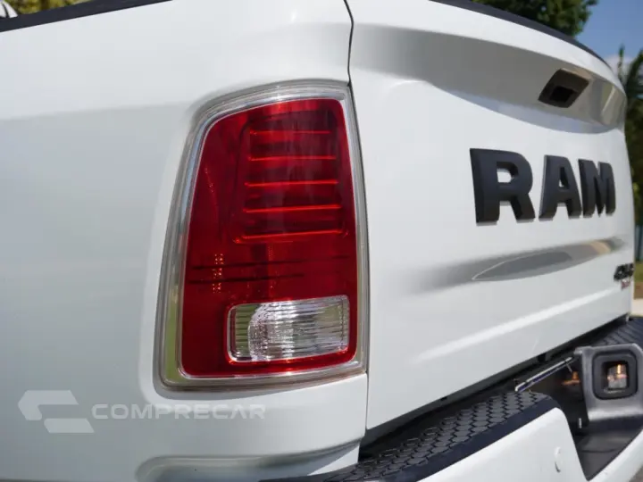 CLASSIC 5.7 V8 GASOLINA LARAMIE NIGHT EDITION CD 4X4 AUTOMÁT