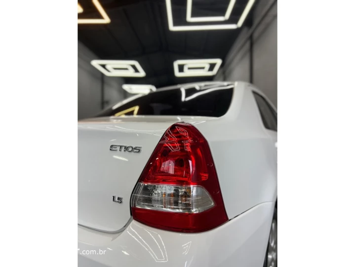 ETIOS 1.5 X PLUS SEDAN 16V FLEX 4P AUTOMÁTICO