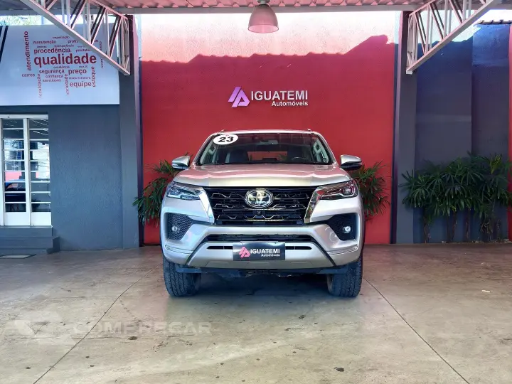 HILUX SW4 2.8 D-4D TURBO DIESEL SRX 4X4 AUTOMÁTICO