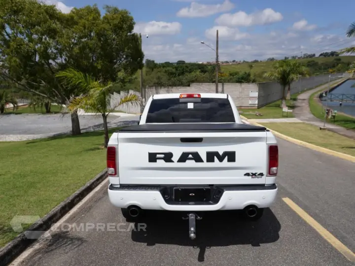 CLASSIC 5.7 V8 GASOLINA LARAMIE NIGHT EDITION CD 4X4 AUTOMÁT