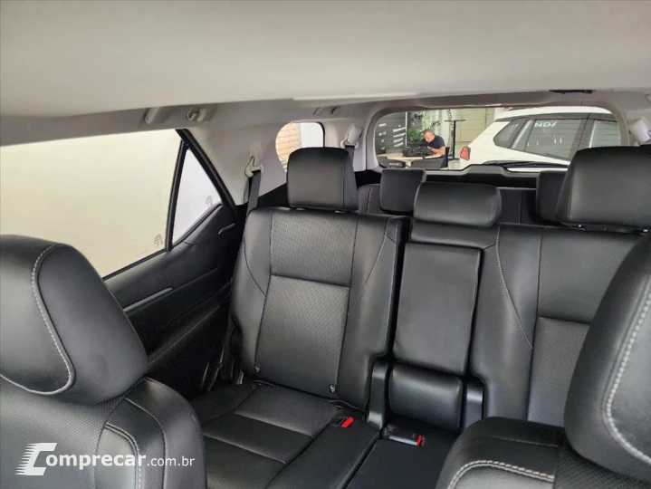 HILUX SW4 2.8 D-4D TURBO DIESEL SRX 7L 4X4 AUTOMÁ