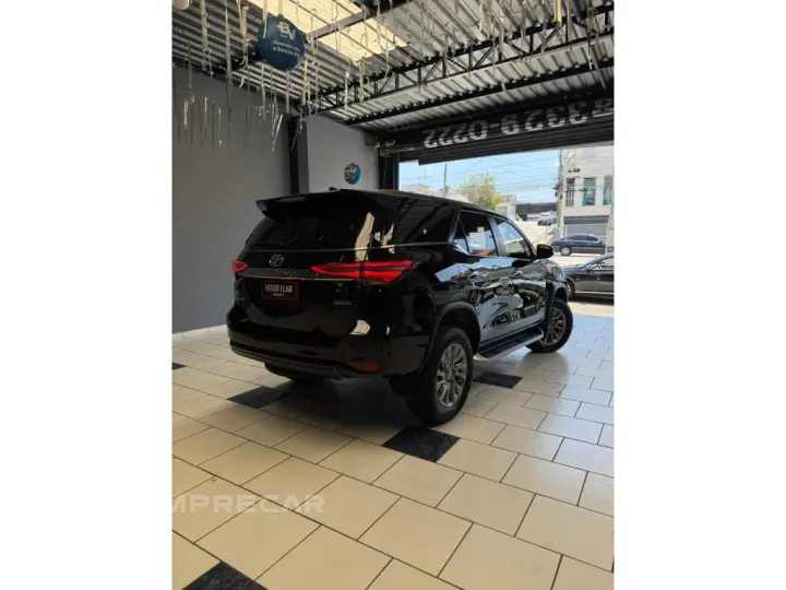 HILUX SW4 2.8 D-4D TURBO DIESEL SRX 7L 4X4 AUTOMÁTICO